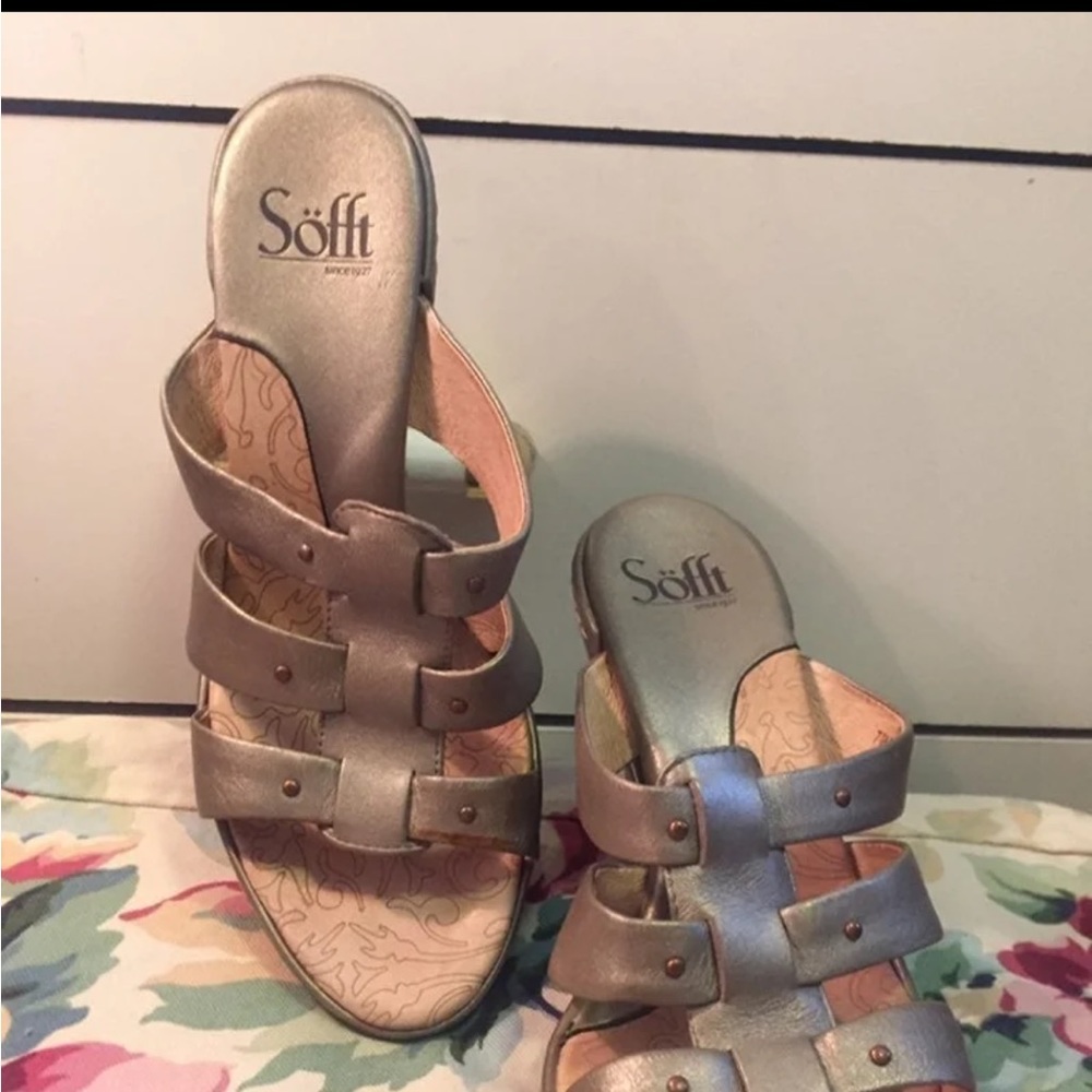 Sandals in Metallic Olive